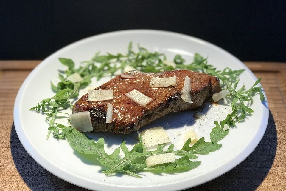 Rindersteaks mit Rucola und Parmesan