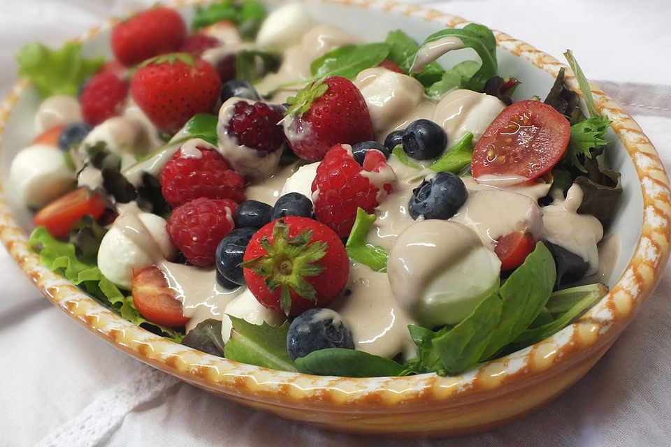 Sommersalat mit Beeren