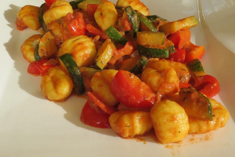 Gnocchi-Gemüse-Pfanne in Tomatensoße