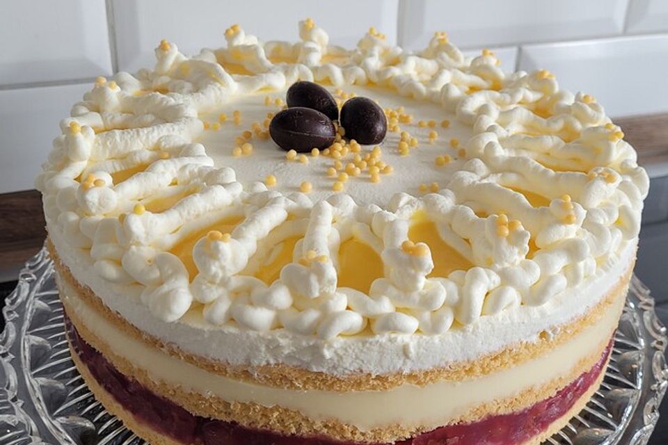 Ostertorte mit Joghurt - Eierlikör Kirschfüllung Ostertorte mit Joghurt - Eierlikör Kirschfüllung