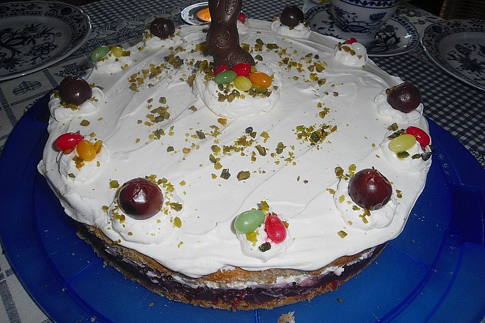 Ostertorte mit Joghurt - Eierlikör Kirschfüllung Ostertorte mit Joghurt - Eierlikör Kirschfüllung