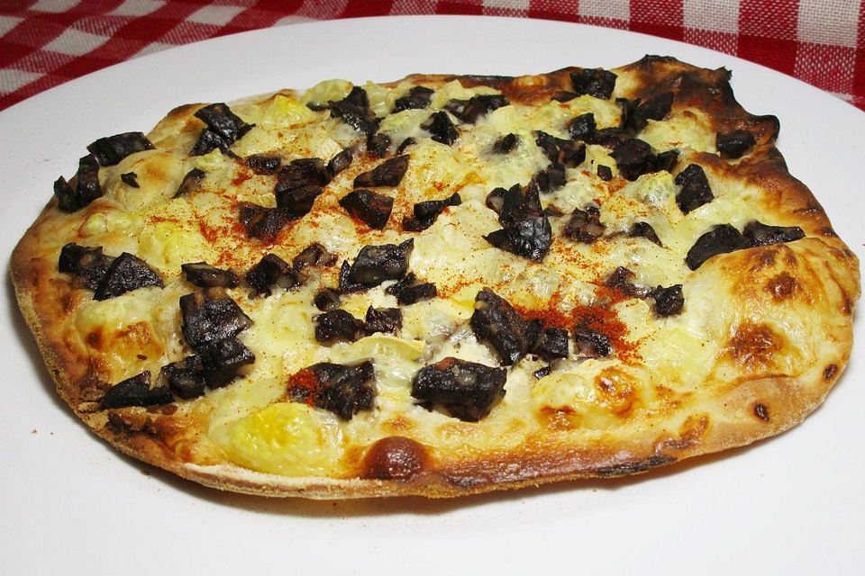 Flammkuchen mit Handkäse und Blutwurst