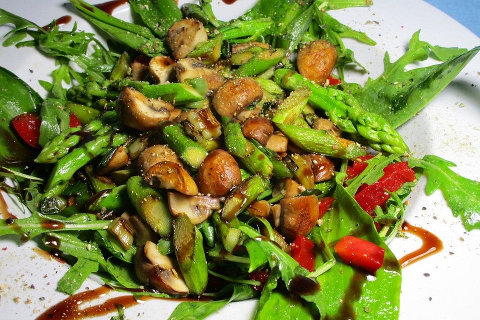 Warmer Spargelsalat mit Champignons und Bärlauch auf Rucola