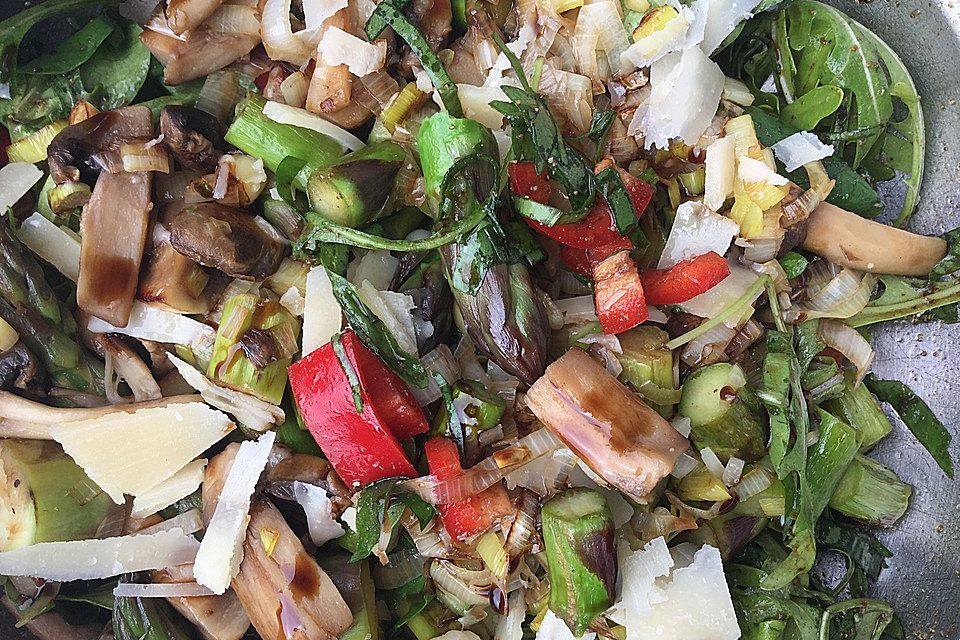 Warmer Spargelsalat mit Champignons und Bärlauch auf Rucola