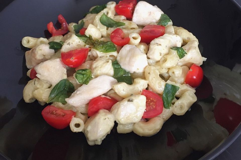 Pasta mit Hähnchenbrust und Cocktailtomaten in Pesto-Sahnesoße