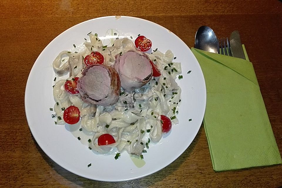 Schweinefilet auf Tagliatelle mit Gorgonzola-Pilz-Sauce