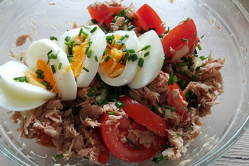 Würziger Thunfisch-Tomaten Salat low-carb