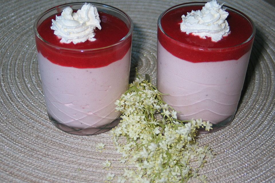 Holunderblüten-Erdbeermousse