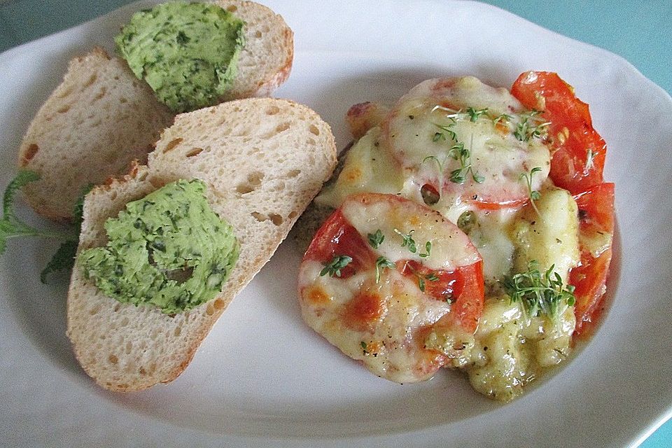 Überbackene Rindersteaks mit Gurkenpesto und Tomaten