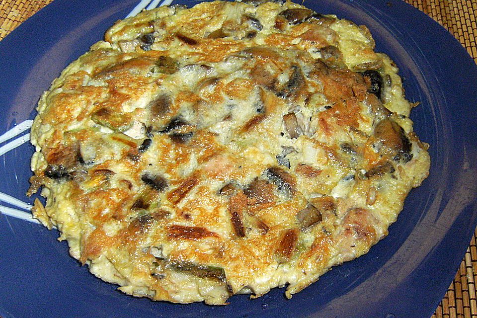 Tortilla de ajos tiernos, champiñones y atún