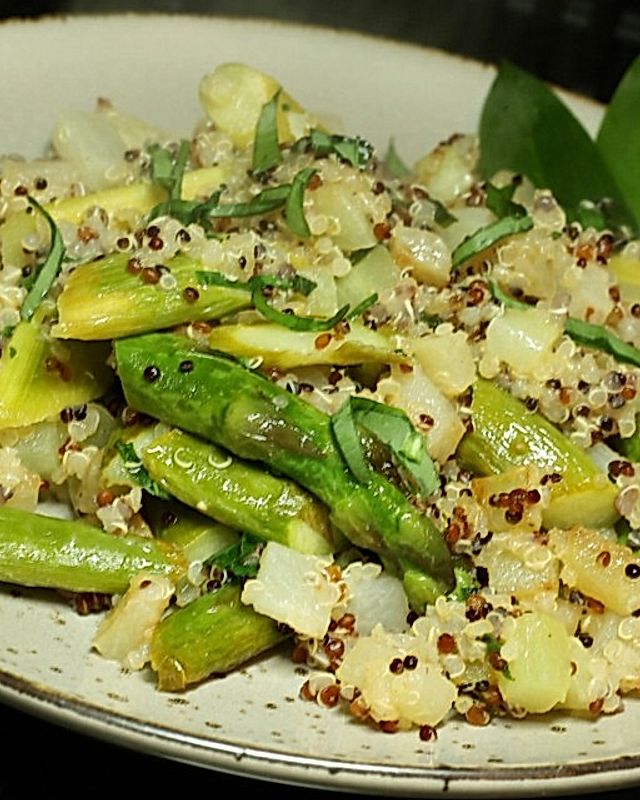 Gebratener Spargel und Kohlrabi mit Quinoa und Bärlauch