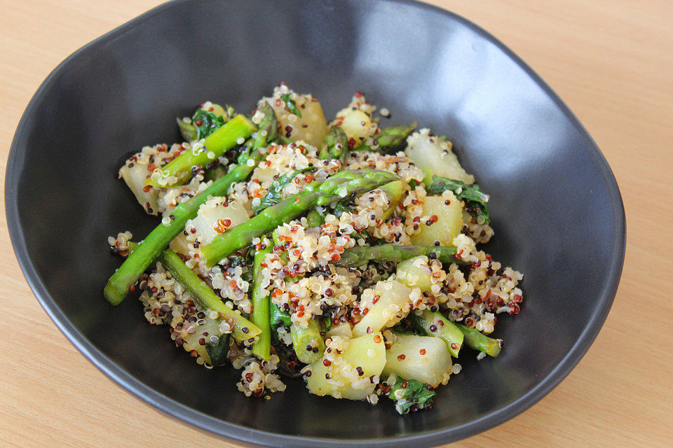 Gebratener Spargel und Kohlrabi mit Quinoa und Bärlauch