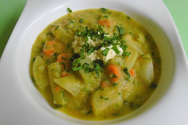 Pikante Kohlrabisuppe mit Bärlauch, Meerrettich und körnigem Frischkäse ... Pikante Kohlrabisuppe mit Bärlauch, Meerrettich und körnigem Frischkäse ...