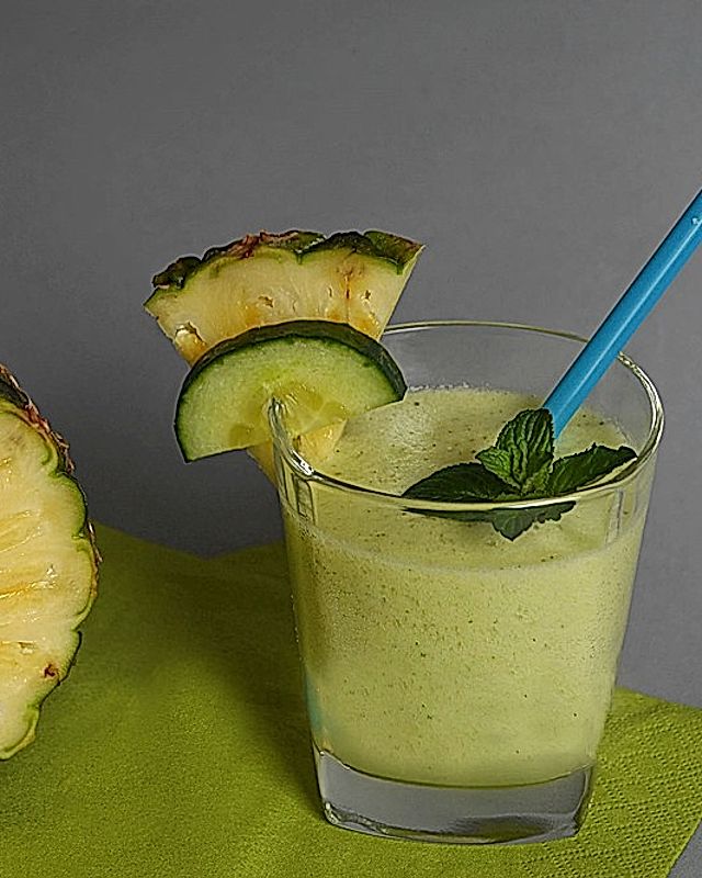 Ananas-Gurken-Smoothie mit Ingwer und Minze