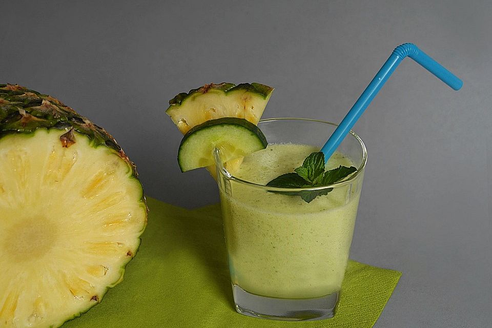 Ananas-Gurken-Smoothie mit Ingwer und Minze