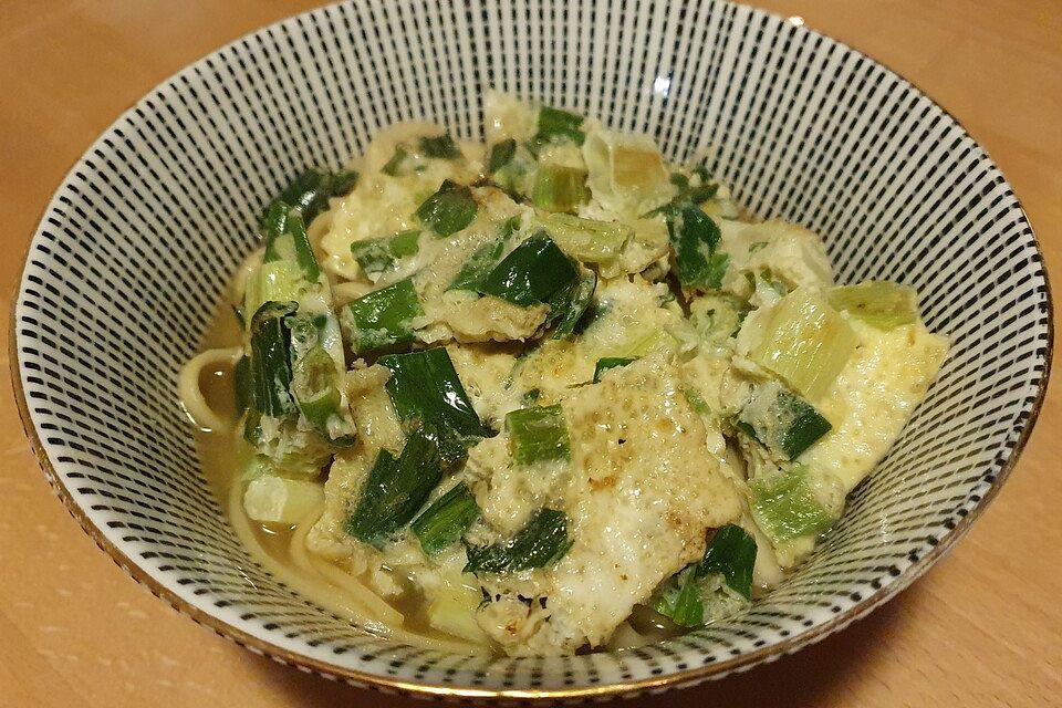 Udon mit Ei und Frühlingszwiebeln