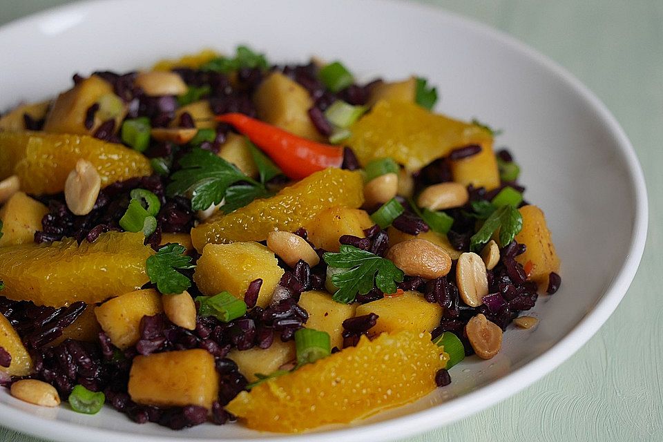 Schwarzer Reissalat mit Mango und Orangen