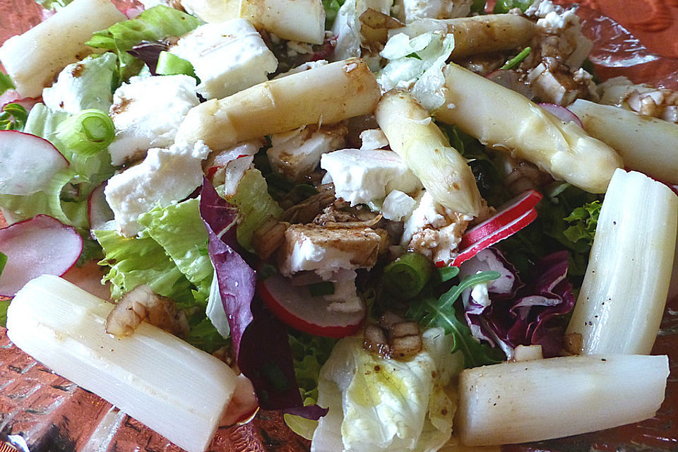 Grüner Salat mit Spargel