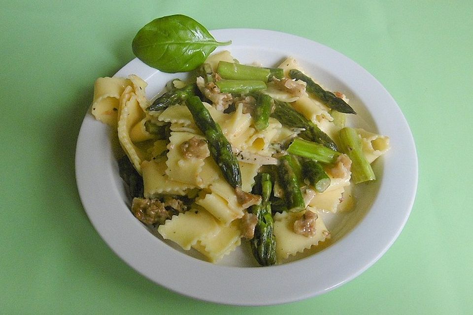 Pasta mit grünem Spargel und Blauschimmelkäse