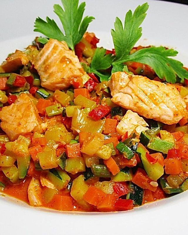 Lachs-Gemüse-Wok mit roter Currypaste