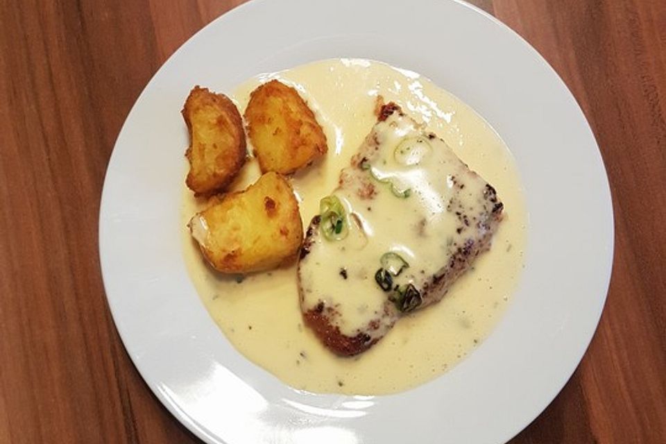 Schweineschnitzel mit Sauce béarnaise an Rosmarinkartoffelspalten