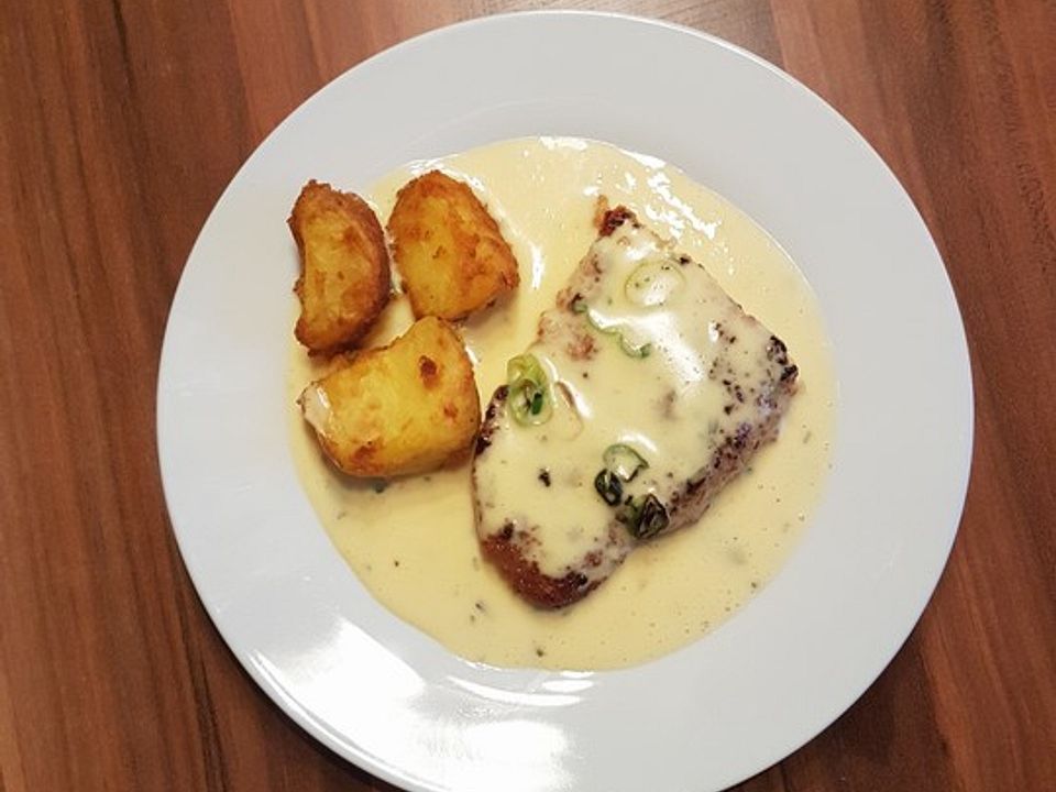 Schweineschnitzel mit Sauce béarnaise an Rosmarinkartoffelspalten von ...