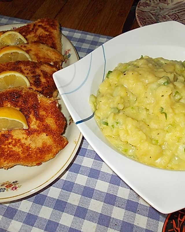 Knusprige Putenschnitzel Cordon bleu mit Kartoffel-Gurken-Salat