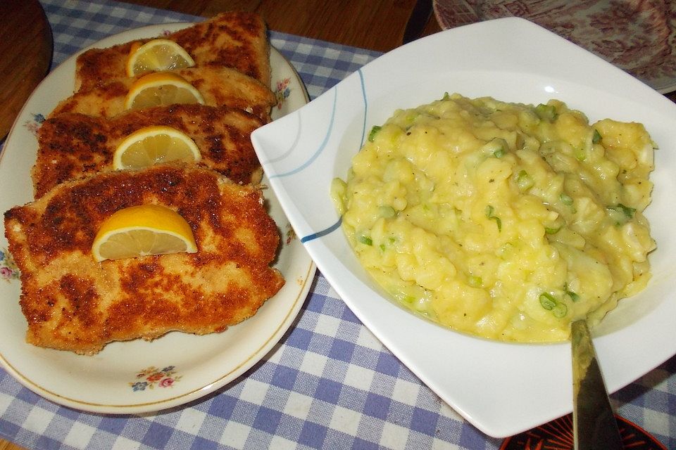 Knusprige Putenschnitzel Cordon bleu mit Kartoffel-Gurken-Salat