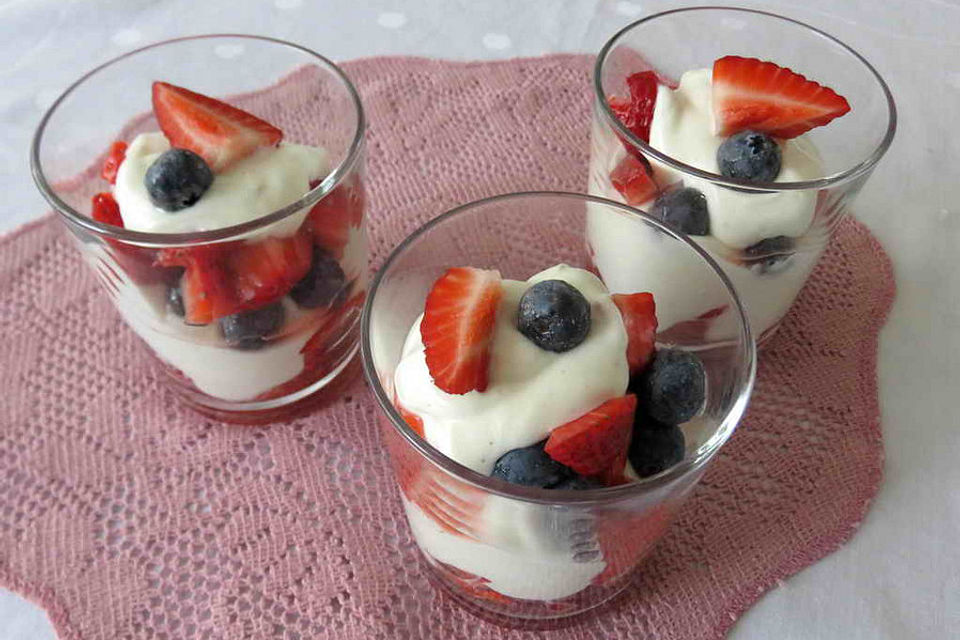 Kleiner süßer Beeren-Joghurt-Nachtisch