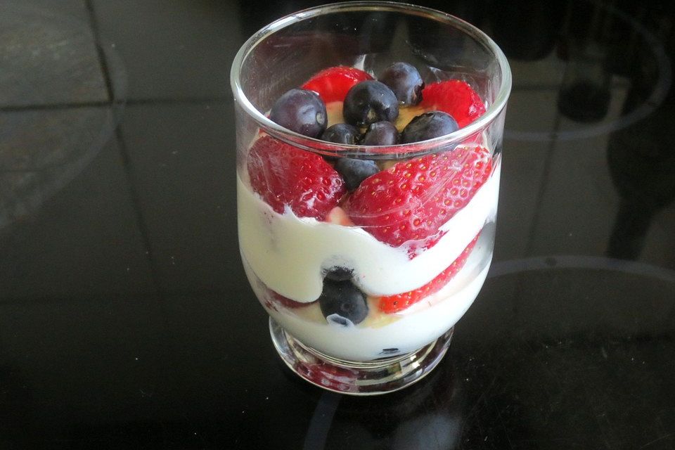 Kleiner süßer Beeren-Joghurt-Nachtisch