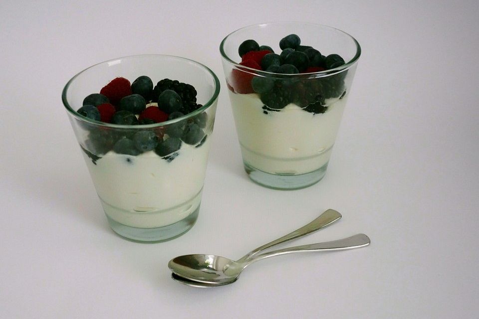 Kleiner süßer Beeren-Joghurt-Nachtisch