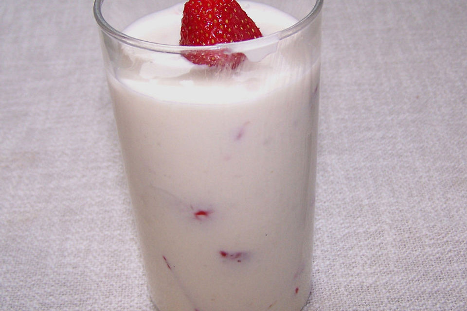 Kleiner süßer Beeren-Joghurt-Nachtisch