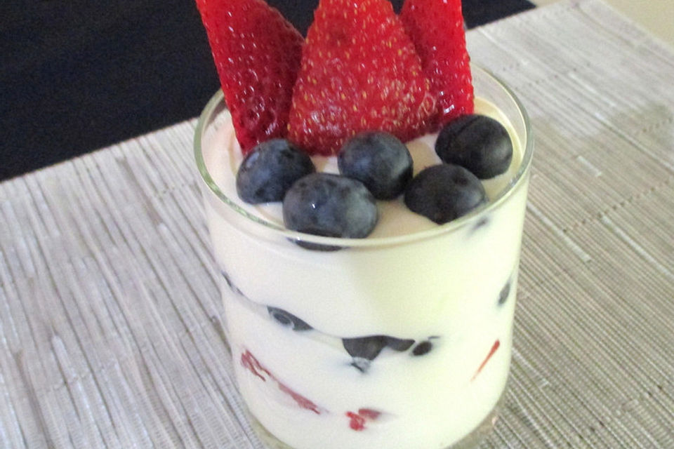 Kleiner süßer Beeren-Joghurt-Nachtisch