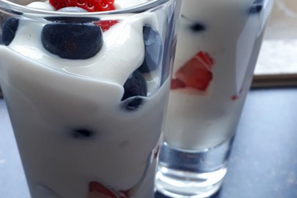 Kleiner süßer Beeren-Joghurt-Nachtisch