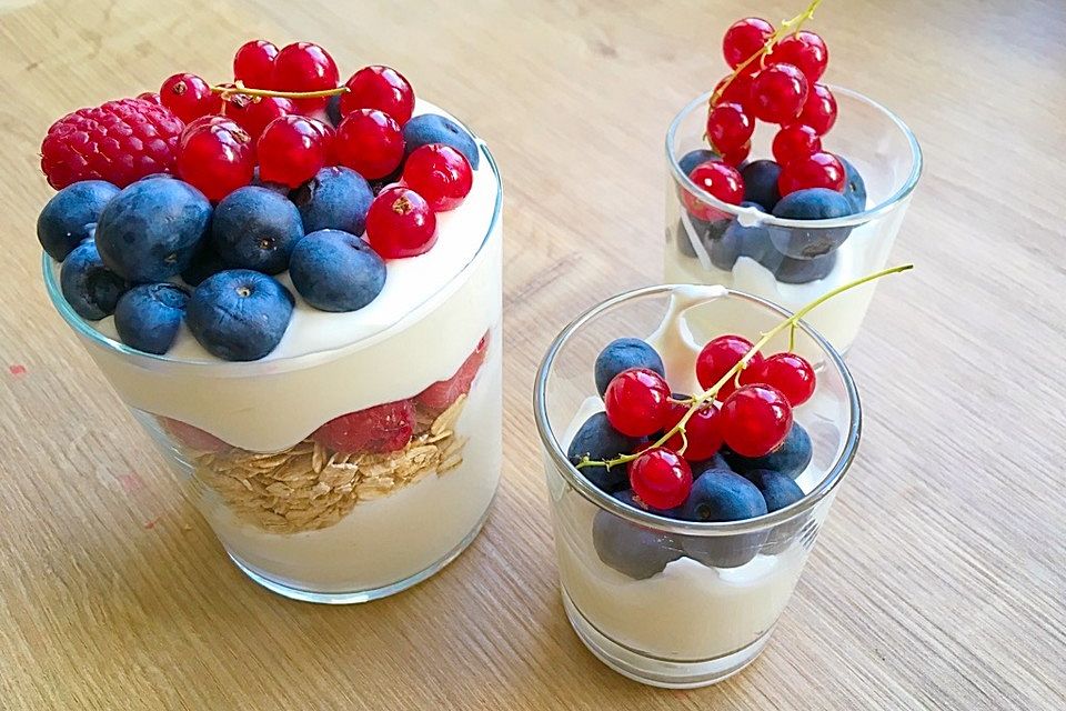 Kleiner süßer Beeren-Joghurt-Nachtisch