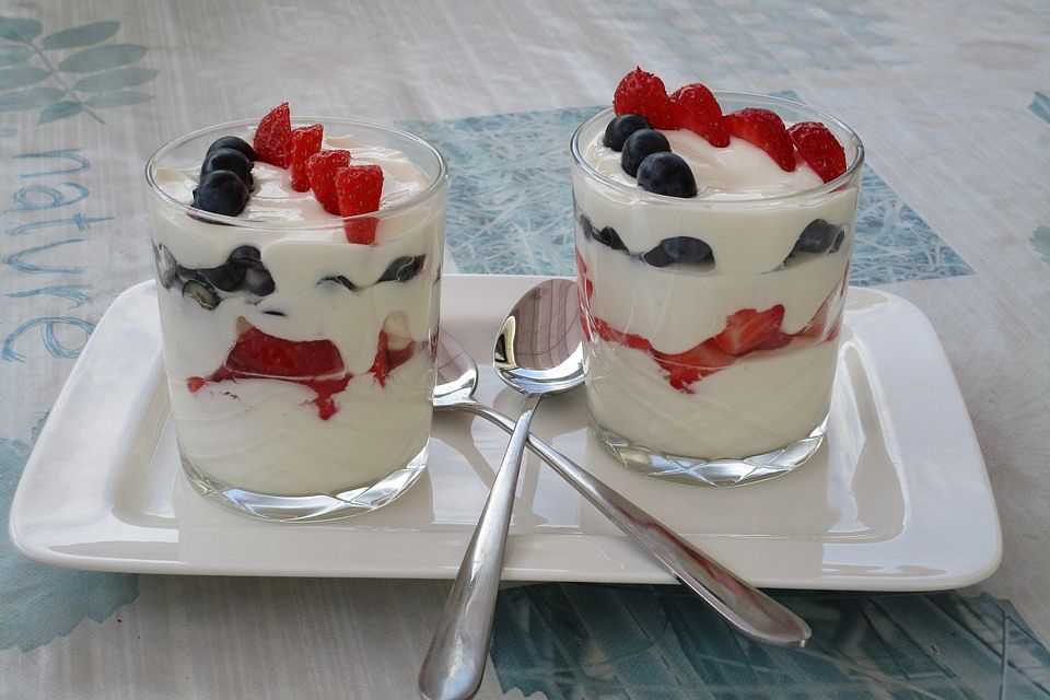 Kleiner süßer Beeren-Joghurt-Nachtisch