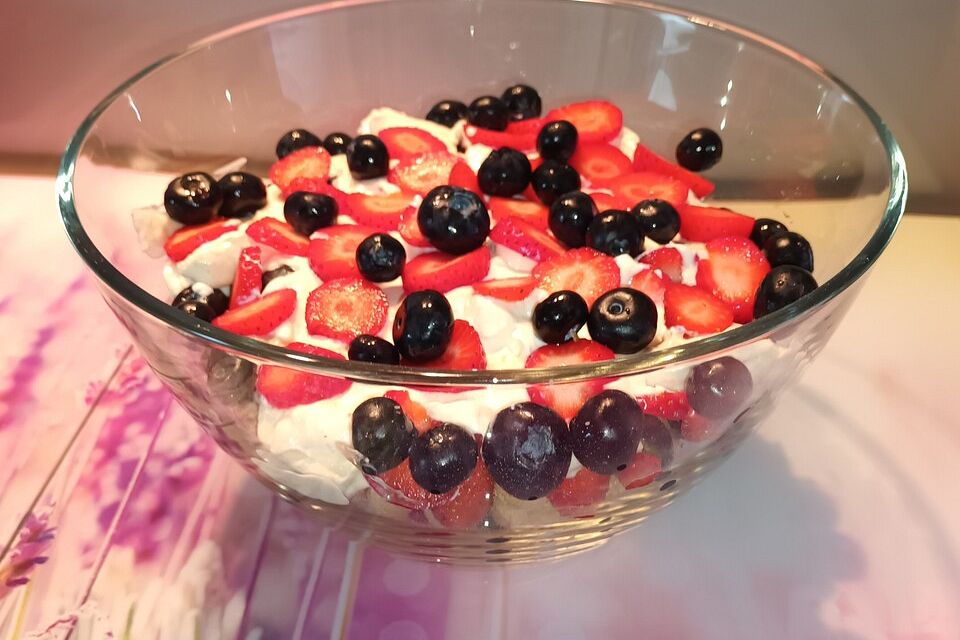 Kleiner süßer Beeren-Joghurt-Nachtisch