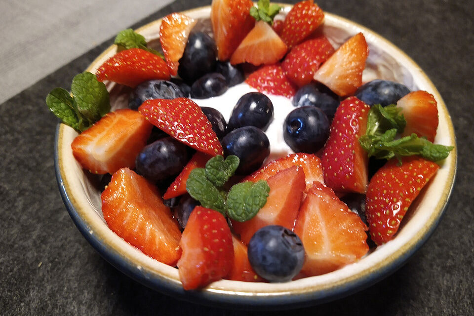 Kleiner süßer Beeren-Joghurt-Nachtisch