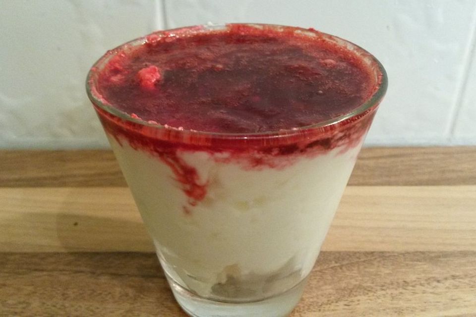 Kleiner süßer Beeren-Joghurt-Nachtisch