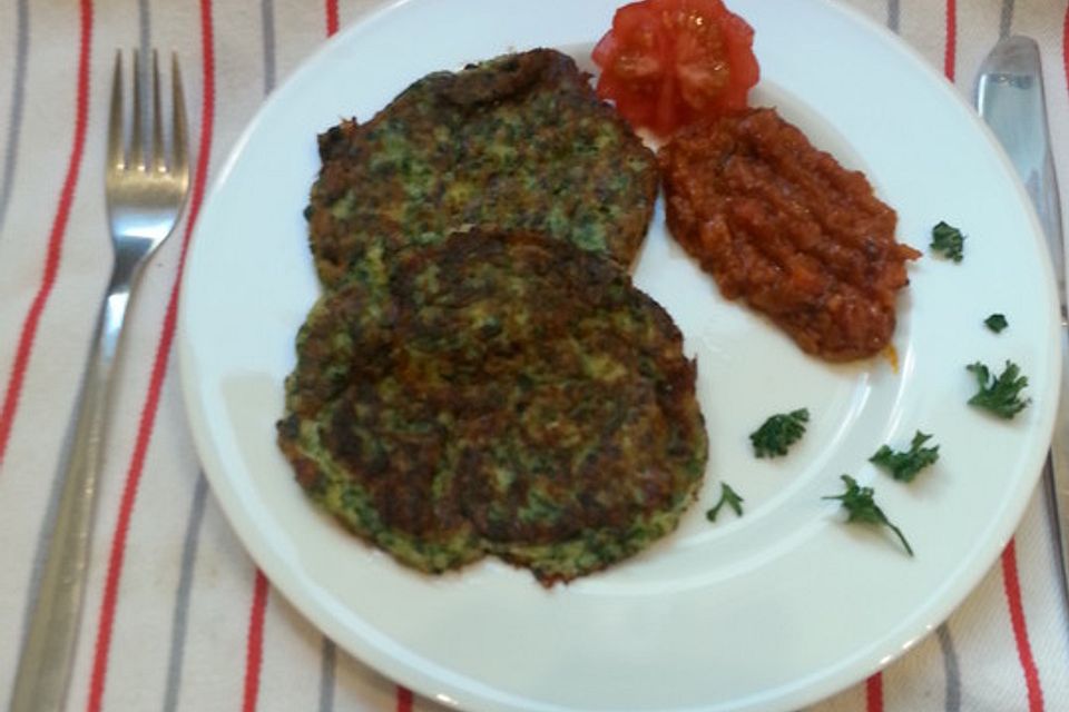 Spinat-Schafskäse Pfannkuchen mit Tomatensalsa