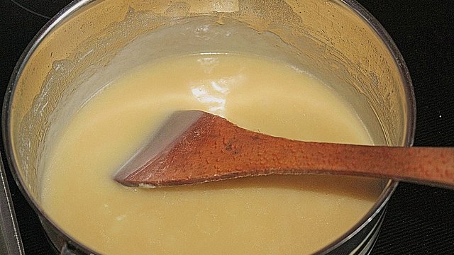 Hühnerfrikassee mit rosa Champignons, aromatischen Steinpilzen und ...