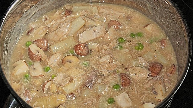 Hühnerfrikassee mit rosa Champignons, aromatischen Steinpilzen und ... Hühnerfrikassee mit rosa Champignons, aromatischen Steinpilzen und ...