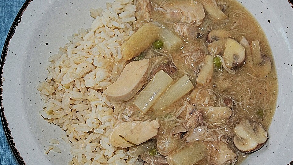 Hühnerfrikassee mit rosa Champignons, aromatischen Steinpilzen und ... Hühnerfrikassee mit rosa Champignons, aromatischen Steinpilzen und ...