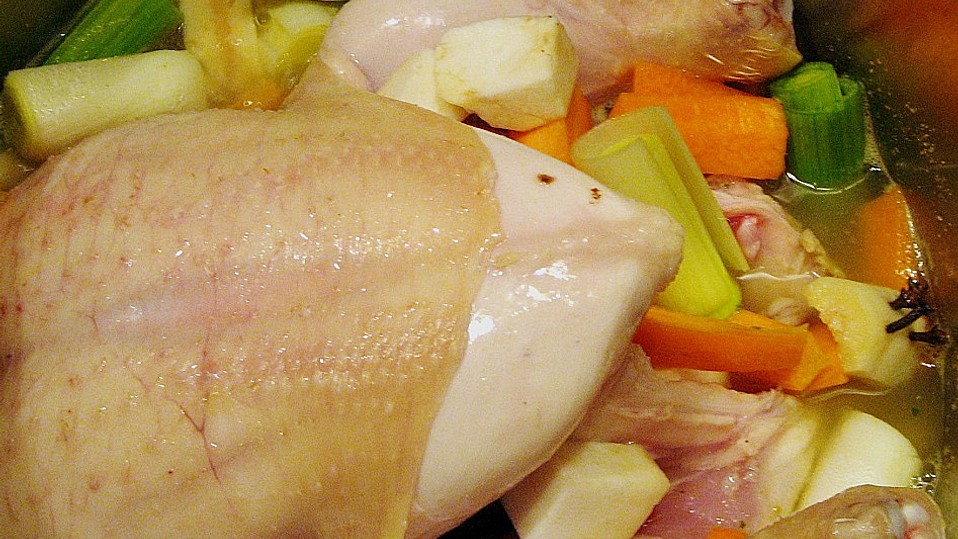 Hühnerfrikassee mit rosa Champignons, aromatischen Steinpilzen und ...