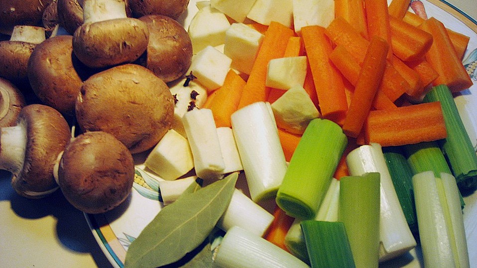 Hühnerfrikassee mit rosa Champignons, aromatischen Steinpilzen und ... Hühnerfrikassee mit rosa Champignons, aromatischen Steinpilzen und ...