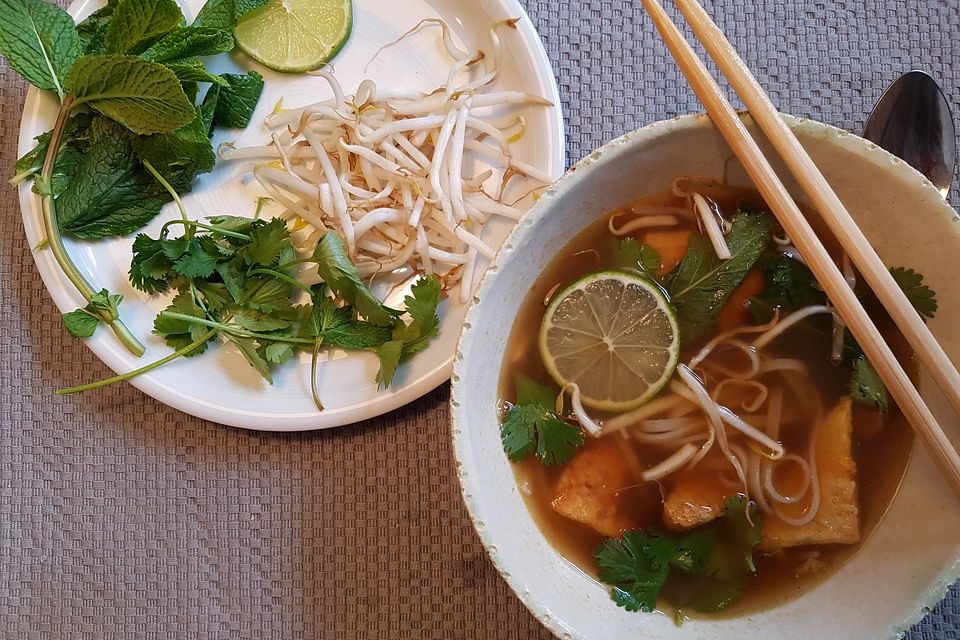 Vietnamesische Nudelsuppe (Phó) mit Tofu