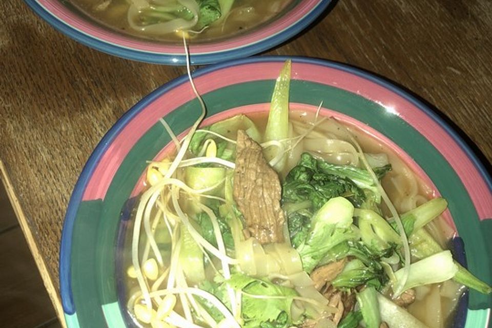 Vietnamesische Nudelsuppe (Phó) mit Tofu