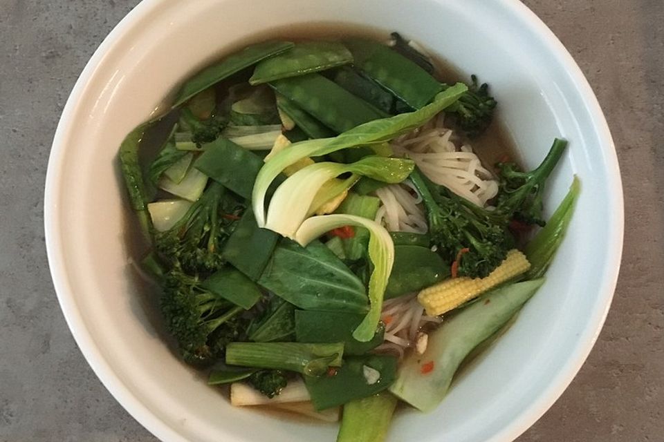 Vietnamesische Nudelsuppe (Phó) mit Tofu