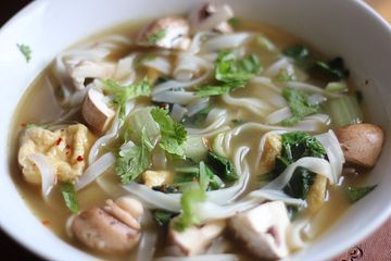 Vietnamesische Nudelsuppe (Phó) mit Tofu