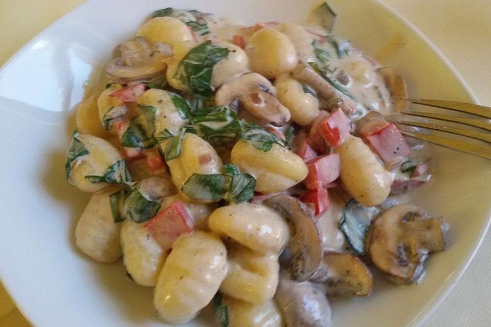 Gnocchi in Bärlauch-Sahnesoße mit Paprika und Champignons